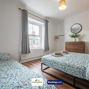  Holiday home Stylish 2 Bedroom Townhouse By Stirkmartin Short Lets & Serviced With Free Parking & Sleeps5